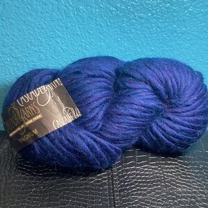 NWT Cascade Yarns Magnum 100% Peruvian Highland Wool Blue Color 9449 Lot 3628